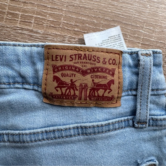 Levi’s 721 High Rise Skinny Jeans in Light Wash - Picture 6 of 10